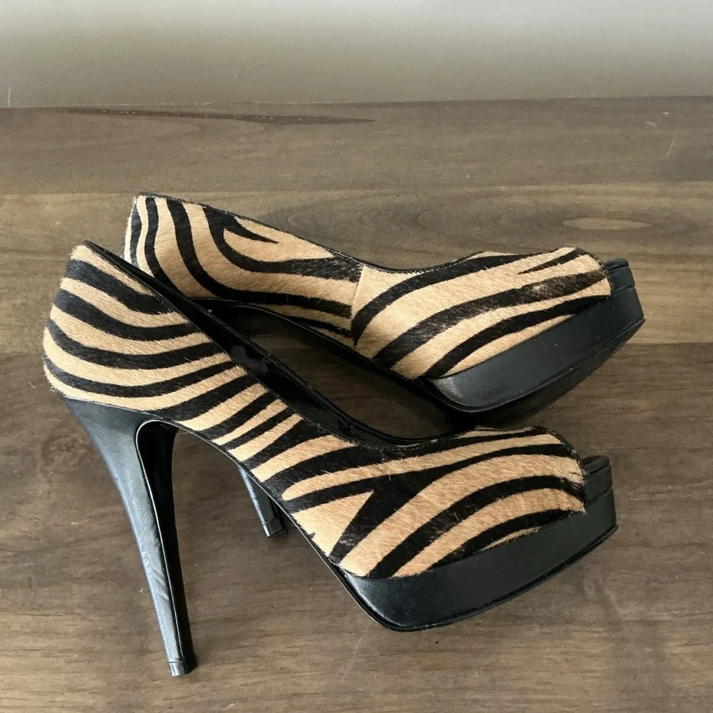 Bcbgeneration Faux Fur Tiger Stripe‎  Peep toe Heels Sz 7